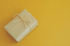 Prostego eco prezenta pudełek pakunku życzliwy opakunek z brązu papierem w starym drewnianym stołowym tle, zieleni teraźniejszy p obrazy royalty free Prostego eco prezenta pudełek pakunku życzliwy opakunek z brązu papierem w starym drewnianym stołowym tle, zieleni teraźniejszy p obrazy royalty free