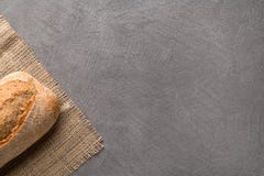 Prosty minimalistic chlebowy tło, świeży chleb i banatka, Odgórny widok obrazy stock Prosty minimalistic chlebowy tło, świeży chleb i banatka, Odgórny widok obrazy stock