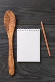 Prosty pusty notepad na nieociosanym drewno stole obrazy stock Prosty pusty notepad na nieociosanym drewno stole obrazy stock