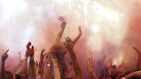 Proszek rzuca przy holi colour festiwalem w zwolnionym tempie zdjęcie wideo Proszek rzuca przy holi colour festiwalem w zwolnionym tempie zdjęcie wideo