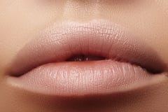 Protector labial hidratante, lápiz labial Primer de labios atractivos hermosos Labios llenos con maquillaje natural del labio Iny foto de archivo Protector labial hidratante, lápiz labial Primer de labios atractivos hermosos Labios llenos con maquillaje natural del labio Iny foto de archivo