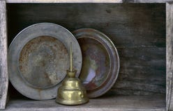 Protezioni di mozzo dei hubcaps & lubrificatore arrugginiti sulla mensola immagini stock libere da diritti Protezioni di mozzo dei hubcaps & lubrificatore arrugginiti sulla mensola immagini stock libere da diritti