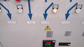 Proteção do armário de controle e parada programada automática Indicadores e ligar a parte dianteira do armário elétrico texto video estoque Proteção do armário de controle e parada programada automática Indicadores e ligar a parte dianteira do armário elétrico texto video estoque