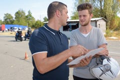 Prova guastata driver della motocicletta del giovane immagini stock libere da diritti Prova guastata driver della motocicletta del giovane immagini stock libere da diritti