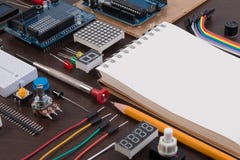 PROVENHA a educação ou o jogo eletrônico de DIY, o robô feito na base do micro controlador com variedade de sensor e as ferrament fotografia de stock PROVENHA a educação ou o jogo eletrônico de DIY, o robô feito na base do micro controlador com variedade de sensor e as ferrament fotografia de stock