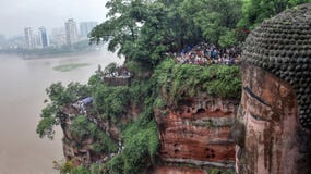PROVINCE DE LESHAN, SICHUAN, CHINE, VERS EN SEPTEMBRE 2017 : La coordonnée du géant Bouddha 71 de Leshan mètre la statue en pierr image stock PROVINCE DE LESHAN, SICHUAN, CHINE, VERS EN SEPTEMBRE 2017 : La coordonnée du géant Bouddha 71 de Leshan mètre la statue en pierr image stock