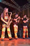 Proyecto musical italiano de Antani de la banda que toca los instrumentoes de viento durante el concierto libre en la etapa céntr foto de archivo Proyecto musical italiano de Antani de la banda que toca los instrumentoes de viento durante el concierto libre en la etapa céntr foto de archivo