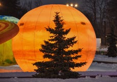 Pruce auf dem Hintergrund eines großen gelben Balls stockbilder Pruce auf dem Hintergrund eines großen gelben Balls stockbilder