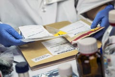 Pruebas que comparan científicas de la policía de un crimen en el laboratorio científico imágenes de archivo libres de regalías Pruebas que comparan científicas de la policía de un crimen en el laboratorio científico imágenes de archivo libres de regalías