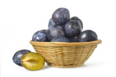 Prunes dans le panier d'isolement sur le blanc photographie stock Prunes dans le panier d'isolement sur le blanc photographie stock