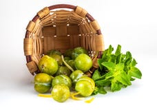 Prunes vertes délicieuses fraîches et claudias crus dans le panier en osier photo libre de droits Prunes vertes délicieuses fraîches et claudias crus dans le panier en osier photo libre de droits