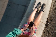 Przegląd młoda kobieta używa telefon w pałac parka obsiadaniu na fontannie - widok z góry obraz stock Przegląd młoda kobieta używa telefon w pałac parka obsiadaniu na fontannie - widok z góry obraz stock