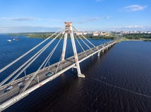 Przejazdowy zostający bridżowy z pojazdem płynie na drogowych pasach ruchu Widok z lotu ptaka przy częścią carriageway i riverban Obraz Royalty Free Przejazdowy zostający bridżowy z pojazdem płynie na drogowych pasach ruchu Widok z lotu ptaka przy częścią carriageway i riverban Obraz Royalty Free