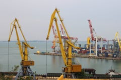 Przemysłowa zbiorników zafrachtowań handlu portu scena przy zmierzchem zdjęcie stock Przemysłowa zbiorników zafrachtowań handlu portu scena przy zmierzchem zdjęcie stock