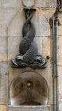 Przeplatana rybia rzeźba na ścianie na górze pije fontanny w Girona, Hiszpania obraz stock Przeplatana rybia rzeźba na ścianie na górze pije fontanny w Girona, Hiszpania obraz stock