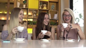 przestań tła rogalik filiżanki kawy sweet Trzy żeńskiego przyjaciela gawędzi kawę i pije zdjęcie wideo przestań tła rogalik filiżanki kawy sweet Trzy żeńskiego przyjaciela gawędzi kawę i pije zdjęcie wideo