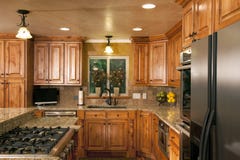 Przestronny nowożytny luksusowy kuchenny cabinetry zdjęcie stock Przestronny nowożytny luksusowy kuchenny cabinetry zdjęcie stock