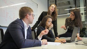 Przewodzi brainstorm przed laptopem w sala konferencyjnej i obsdza personelem zbiory Przewodzi brainstorm przed laptopem w sala konferencyjnej i obsdza personelem zbiory