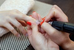 Przybija techników attaché i piły podczas procedury gwoździ rozszerzenia z gel w piękno salonie gwoździa kształt obraz royalty free Przybija techników attaché i piły podczas procedury gwoździ rozszerzenia z gel w piękno salonie gwoździa kształt obraz royalty free