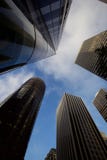 Przyglądający w górę drapacz chmur w San Francisco przy zdjęcie stock Przyglądający w górę drapacz chmur w San Francisco przy zdjęcie stock