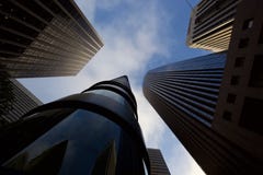 Przyglądający w górę drapacz chmur w San Francisco przy obrazy stock Przyglądający w górę drapacz chmur w San Francisco przy obrazy stock