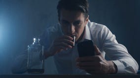 Przygn?biony biznesmen pije samotnie w ciemnym pokoju nalewa whisky w strza?u szkle depresja mo?e zmieni? poj?cie ta?my tekstu ? zbiory wideo Przygn?biony biznesmen pije samotnie w ciemnym pokoju nalewa whisky w strza?u szkle depresja mo?e zmieni? poj?cie ta?my tekstu ? zbiory wideo