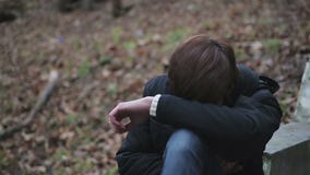 Przygnębiony młody człowiek płacze samotnie w parku, mieć histeryków nad kłopotami w życiu zbiory Przygnębiony młody człowiek płacze samotnie w parku, mieć histeryków nad kłopotami w życiu zbiory