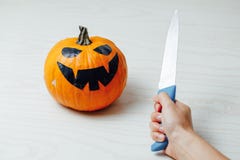 Przygotowanie cyzelowanie lampionu bania dla Halloween obraz stock Przygotowanie cyzelowanie lampionu bania dla Halloween obraz stock