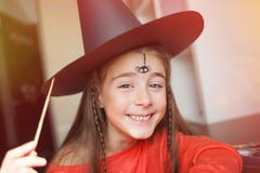 Przygotowanie dla Halloween dziecko w czarownica stroju robi twarz obrazowi pająk słodki pomysł prosty kostium, diy zdjęcia stock Przygotowanie dla Halloween dziecko w czarownica stroju robi twarz obrazowi pająk słodki pomysł prosty kostium, diy zdjęcia stock