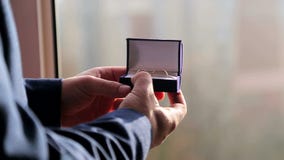 Przygotowywa chwyty i zamyka je pudełko z obrączkami ślubnymi w jej ręce zdjęcie wideo Przygotowywa chwyty i zamyka je pudełko z obrączkami ślubnymi w jej ręce zdjęcie wideo
