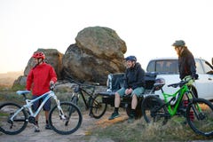 Przyjaciela Odpoczynkowy pobliski Pickup Off Road Przewozi samochodem po rower jazdy w górach przy zmierzchem Przygody i podróży zdjęcia stock Przyjaciela Odpoczynkowy pobliski Pickup Off Road Przewozi samochodem po rower jazdy w górach przy zmierzchem Przygody i podróży zdjęcia stock