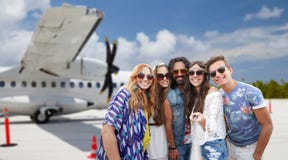 Przyjaciele bierze obrazek selfie kijem na lotnisku fotografia royalty free Przyjaciele bierze obrazek selfie kijem na lotnisku fotografia royalty free