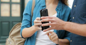 Przyjaciele dzieli telefonu zadowolonego radio Przyjaciele dzieli telefonu zadowolonego radio