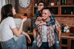 Przyjaciele ma zabawę i je pizzy przyjęcia w domu zdjęcia stock Przyjaciele ma zabawę i je pizzy przyjęcia w domu zdjęcia stock