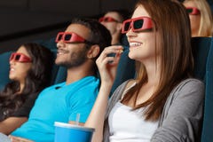 Przyjaciele ogląda 3D film obrazy stock Przyjaciele ogląda 3D film obrazy stock
