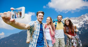 Przyjaciele z plecakiem bierze selfie smartphone zdjęcia royalty free Przyjaciele z plecakiem bierze selfie smartphone zdjęcia royalty free