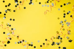 Przyjęcia urodzinowego tło Koloru żółtego stół z confetti i faborkiem miejsce tekst zdjęcie royalty free Przyjęcia urodzinowego tło Koloru żółtego stół z confetti i faborkiem miejsce tekst zdjęcie royalty free