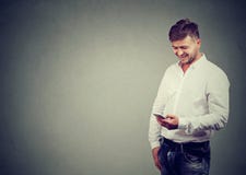 Przypadkowy mężczyzna używa telefon z uśmiechem obrazy stock Przypadkowy mężczyzna używa telefon z uśmiechem obrazy stock