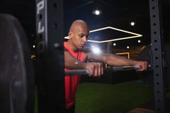 Przystojna m?ska Afryka?ska atleta opracowywa przy gym zdjęcia royalty free Przystojna m?ska Afryka?ska atleta opracowywa przy gym zdjęcia royalty free