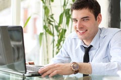przystojnego laptopu mężczyzna portreta uśmiechnięty działanie zdjęcie royalty free przystojnego laptopu mężczyzna portreta uśmiechnięty działanie zdjęcie royalty free