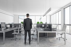 Przystojny biznesmen w nowożytnym biurze obrazy stock Przystojny biznesmen w nowożytnym biurze obrazy stock