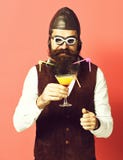 Przystojny brodaty pilota, lotnika m??czyzna trzyma szk?o alkoholiczny nap?j z d?ug? brod? lub obraz royalty free Przystojny brodaty pilota, lotnika m??czyzna trzyma szk?o alkoholiczny nap?j z d?ug? brod? lub obraz royalty free