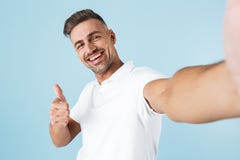 Przystojny młody człowiek jest ubranym białą koszulki pozycję zdjęcie stock Przystojny młody człowiek jest ubranym białą koszulki pozycję zdjęcie stock