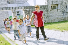 Précepteur de jardin d'enfants photographie stock libre de droits Précepteur de jardin d'enfants photographie stock libre de droits