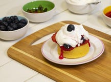 Préparant Berry Shortcake Dessert frais VIII images libres de droits Préparant Berry Shortcake Dessert frais VIII images libres de droits
