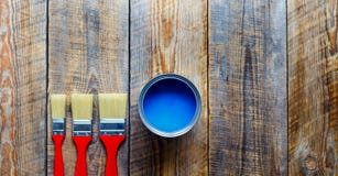 Préparation de concept pour peindre avec la boîte de peinture bleue photo stock Préparation de concept pour peindre avec la boîte de peinture bleue photo stock