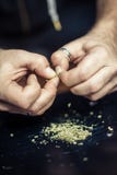 Préparation du joint de cannabis de marijuana Dope le concept narcotique image libre de droits Préparation du joint de cannabis de marijuana Dope le concept narcotique image libre de droits