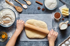 Préparation faite maison de recette de pain, de pizza ou de tarte de la pâte Le boulanger féminin remet le roulement image libre de droits Préparation faite maison de recette de pain, de pizza ou de tarte de la pâte Le boulanger féminin remet le roulement image libre de droits