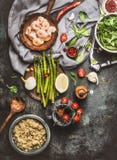 Préparation savoureuse de salade de quinoa avec la cuillère en bois, les crevettes, l'asperge et les divers légumes sains sur le images libres de droits Préparation savoureuse de salade de quinoa avec la cuillère en bois, les crevettes, l'asperge et les divers légumes sains sur le images libres de droits