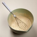 Préparer la pâte lisse pour des crêpes Image libre de droits Préparer la pâte lisse pour des crêpes Image libre de droits